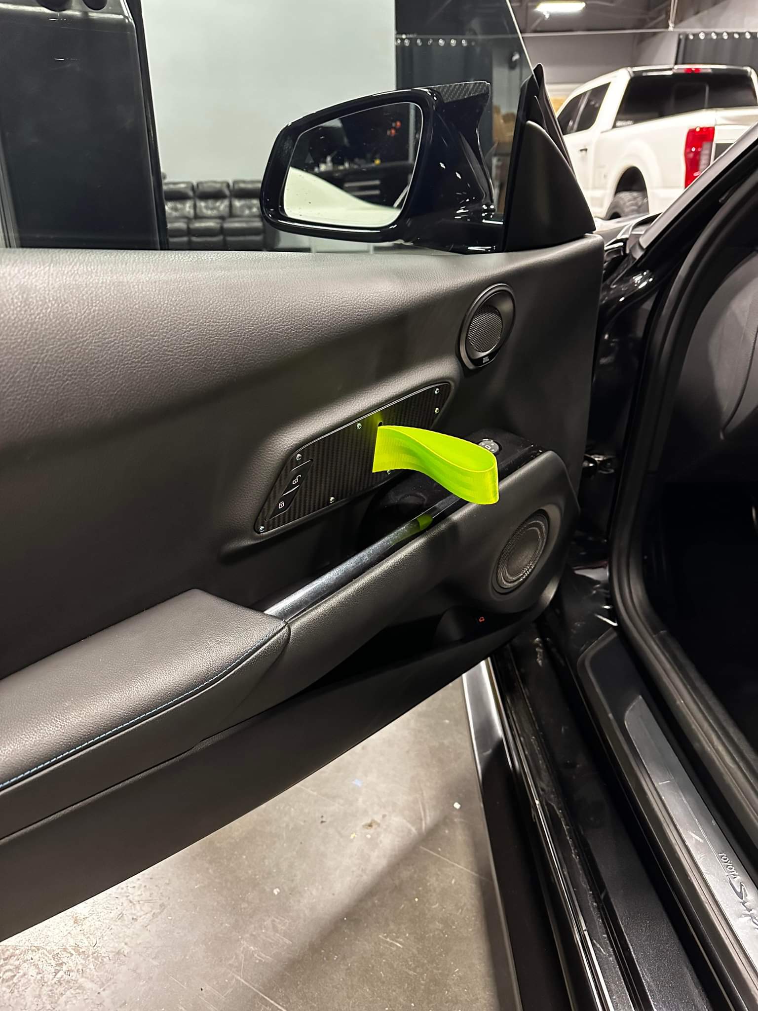 Supra door pull assembly